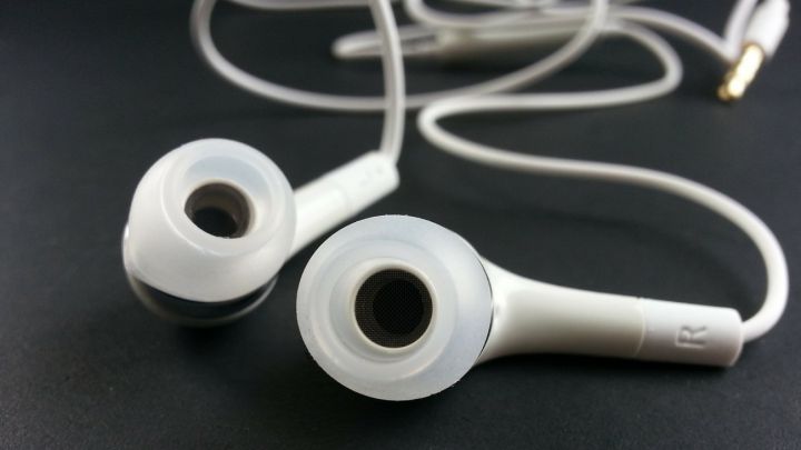 Muere un hombre al explotarse sus auriculares