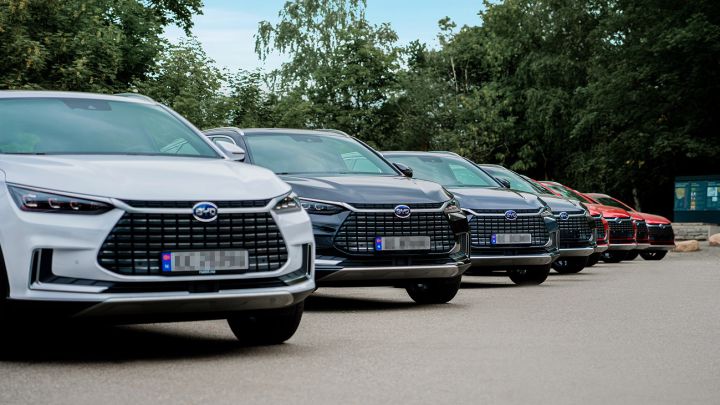 El gigante chino BYD sigue su expansión por Europa: entrega sus 100 primeros coches