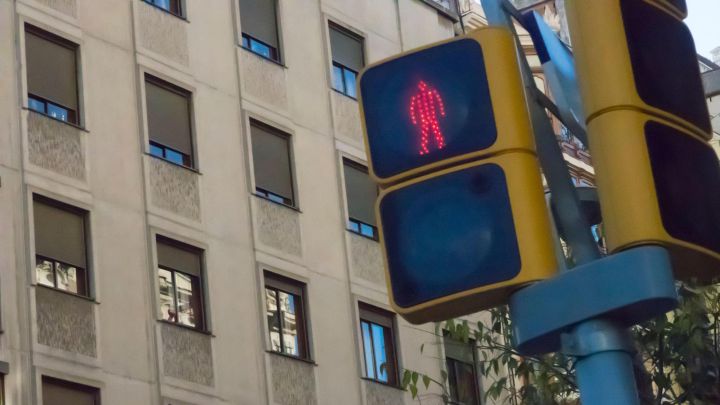 ¿Por qué los semáforos tienen los colores rojo, amarillo y verde y cuál es el origen?