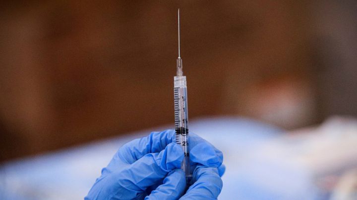 Científicos tratan de combinar las vacunas de la COVID y la gripe en una sola