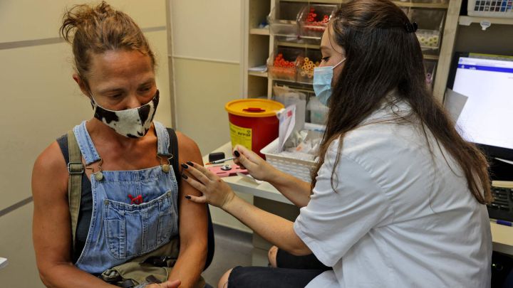 Madrid da un giro al proceso de vacunación de los que pasaron COVID: los plazos de cada comunidad