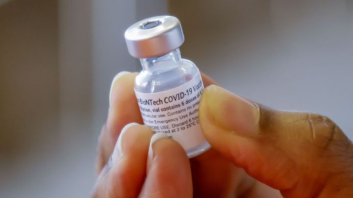 La vacuna de Pfizer cambia de nombre: ahora será Comirnaty