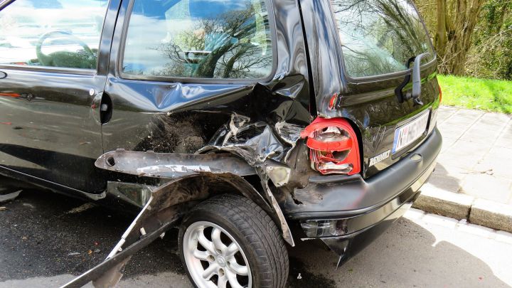 El aviso de la DGT sobre la postura que debes evitar en el coche si vas de copiloto