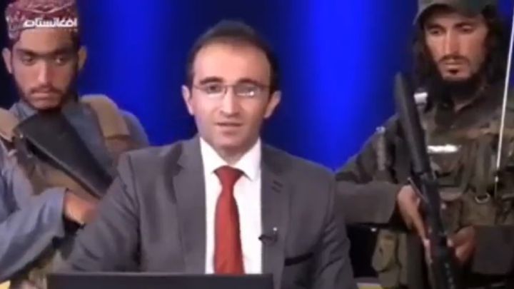 La escalofriante imagen de un presentador afgano rodeado de talibanes armados en el plató