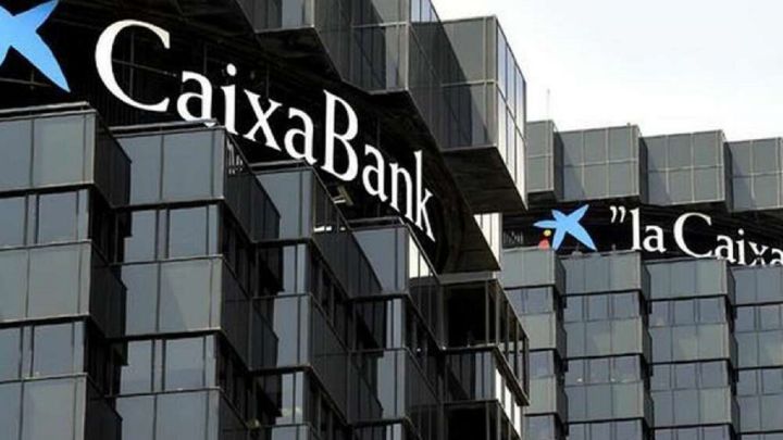 CaixaBank elimina la tarjeta de débito gratuita a los clientes de Bankia