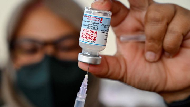 La ventaja de la vacuna de Moderna sobre la de Pfizer, según un estudio