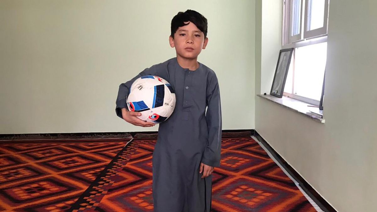 El niño de la camiseta de Messi hecha con una bolsa conoce a su ídolo