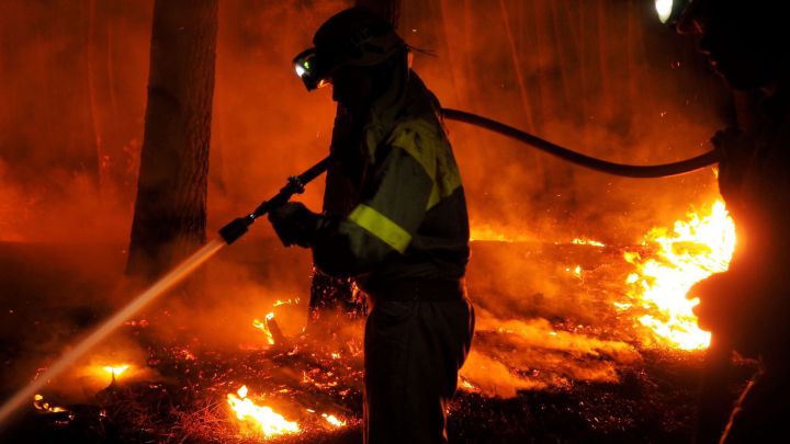 El incendio de Ribas de Sil ya ha arrasado casi 1.000 hectáreas