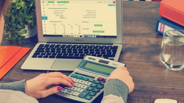 Calculadora del salario mínimo: ¿cómo calcular mi sueldo bruto y neto mensual?