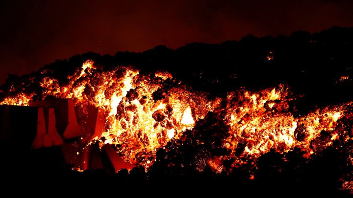 La lava del volcán engulle un centenar de casas en La Palma y tocará el mar  a las 20:00 horas - AS.com