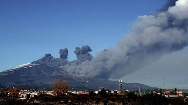 Volcán Etna entra en erupción  con emisión de lava y ceniza 