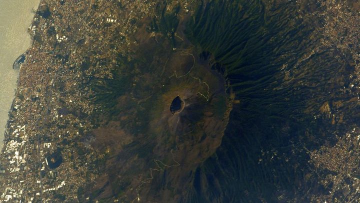 La impresionante foto del volcán Vesubio hecha desde el espacio