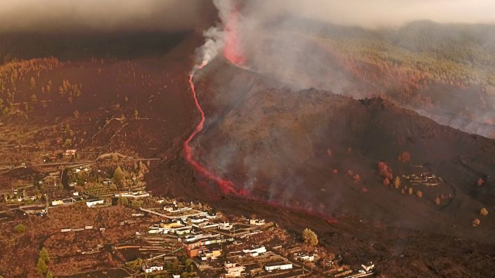 La lava del volcán de La Palma avanza al ritmo de una persona andando sin prisa