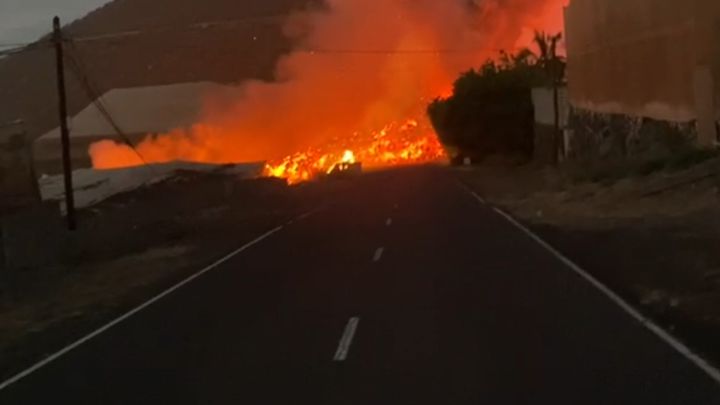 La lava cruza la carretera de la costa en su camino hacia el mar