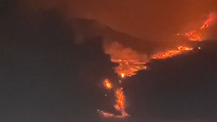 La lava llega al mar de forma abrupta