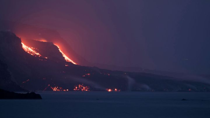 Volcán en La Palma, erupción en directo: la lava llega al mar | Última hora en Cumbre Vieja