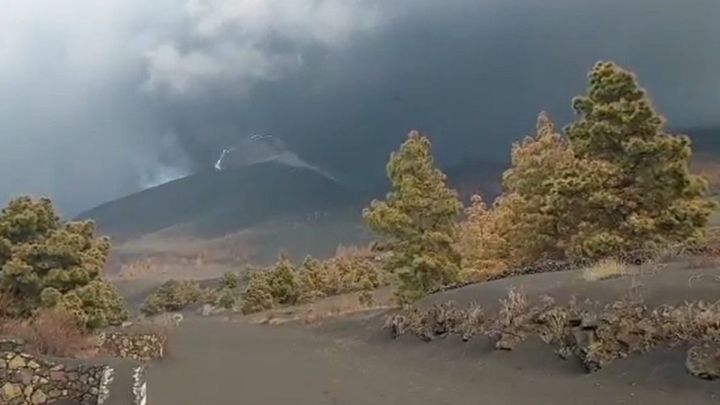 Captan un rayo volcánico sobre el cono del cráter