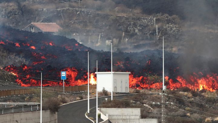 El cono principal del volcán en La Palma se desborda