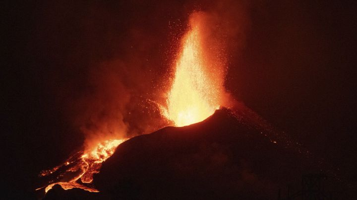 El volcán Monte Aso japonés entra en erupción: nivel de alerta 3