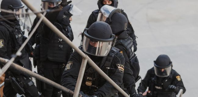 Fuerzas especiales con máscara de uniforme negro y chaleco antibalas swat  gafas de seguridad para casco táctico