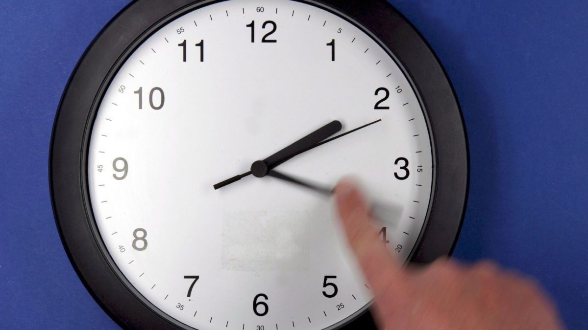 caricia tugurio celebracion Cambio horario: ¿se adelanta o se atrasa el reloj? ¿Se duerme más o menos?  ¿Amanece antes o después? - AS.com