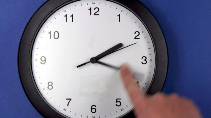 Cambio horario: ¿se adelanta o se atrasa el reloj? ¿Se duerme más o menos? ¿Amanece antes o después?
