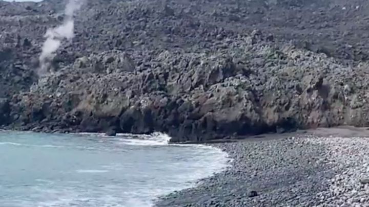 Se forman playas en la fajana del volcán: ¿cómo son?