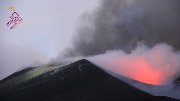 El cono del volcán se 'tiñe' de verde: lo que significa