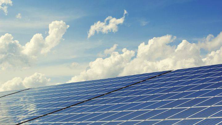 ¿Cuánto cuesta poner placas solares en casa y cuál es el ahorro con los paneles?