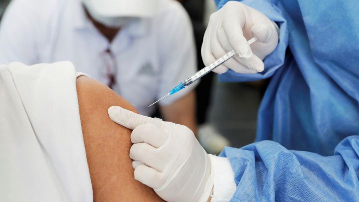 ¿Qué efectos secundarios puede producir la vacuna contra la gripe y quién no debería ponérsela?