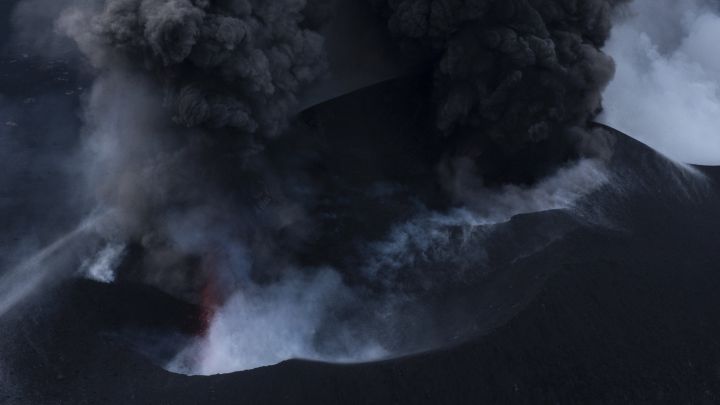 Se forma una 'tolvanera' a escasos metros del volcán: qué es