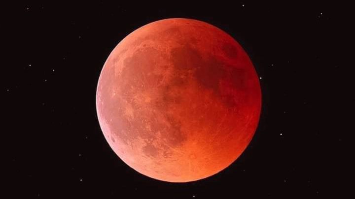 ¿Por qué un eclipse lunar siempre ocurre con luna llena y en qué se diferencia de la luna nueva?