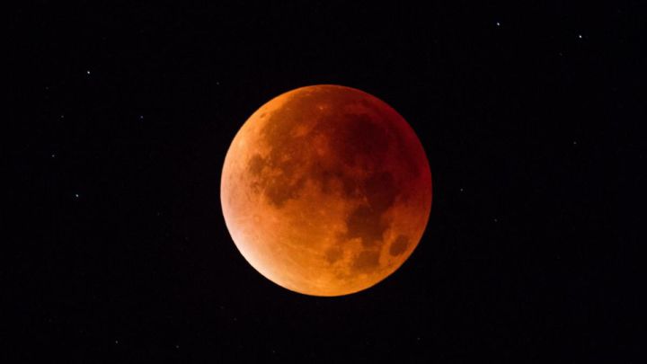 Eclipse lunar de noviembre, en directo: el eclipse más largo del siglo, en vivo
