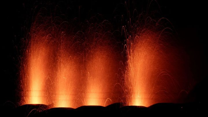 El volcán colapsa y se forman cascadas de lava