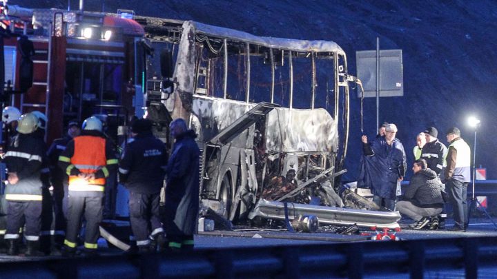 Accidente en Bulgaria: mueren 45 personas al incendiarse un autobús