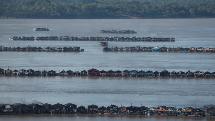 Por qué hay más de 300 barcos en medio de un río brasileño