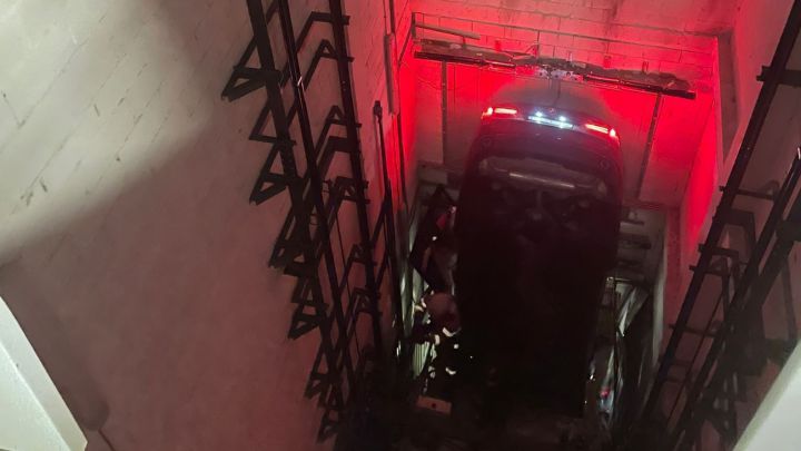 Seis heridos al caer un coche por el hueco de un ascensor de un hotel de Santander