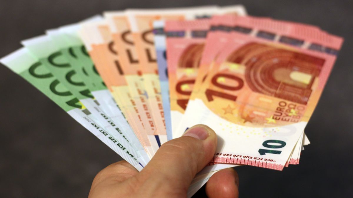 El nuevo billete de 5 euros, en circulación, Actualidad