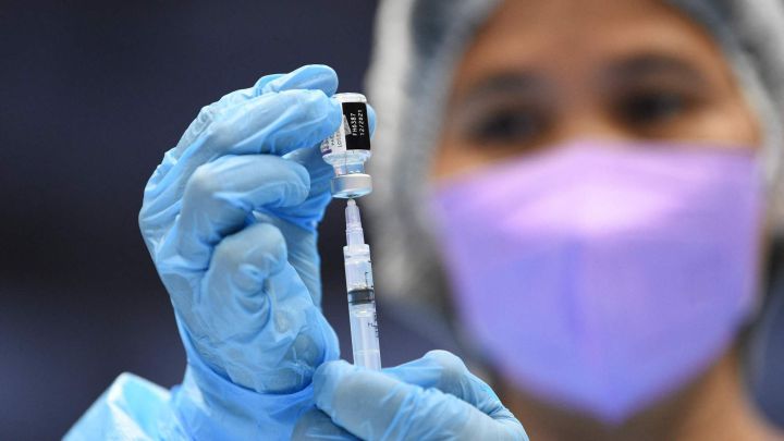 La vacuna de Pfizer protegería parcialmente contra Ómicron, según un estudio de Bloomberg