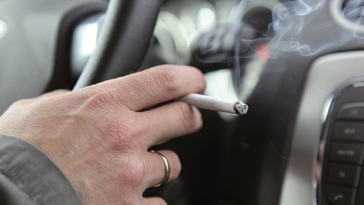 Prohibir fumar en el coche y otras medidas de Sanidad para controlar el tabaquismo