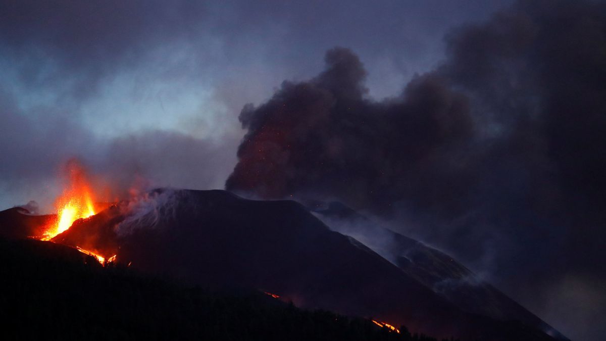 Volcano On La Palma Eruption Live Earthquakes Lava Flows Cumbre Vieja Last Minute