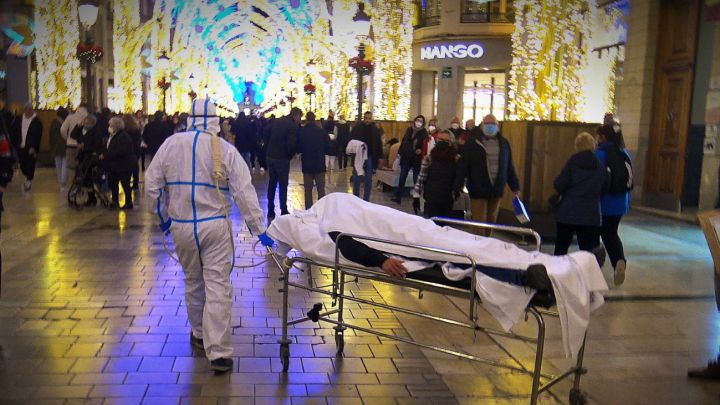 Un enfermero recorre Málaga con un ‘fallecido’ para concienciar contra la COVID