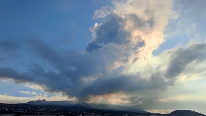 Acceden a la boca activa del volcán de La Palma