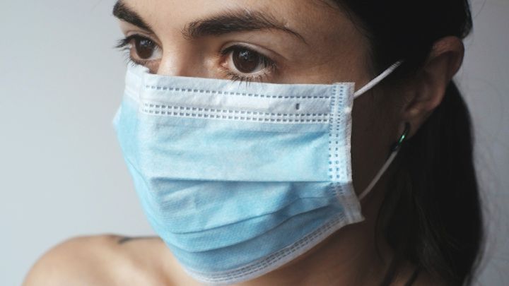 Ómicron y mascarillas quirúrgicas: el aviso de varios expertos