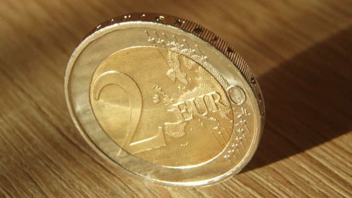 Nuevas monedas de 2€ de la FNMT en 2022: quién aparece, cuándo salen y cómo conseguirlas