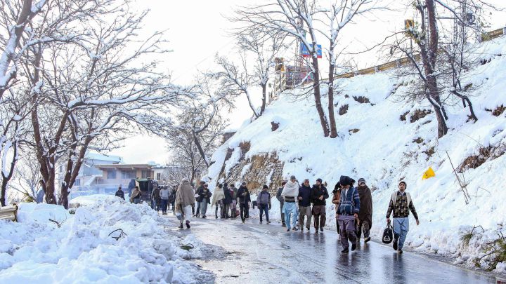 Mueren más de 20 turistas atrapados dentro de sus coches en la nieve en Pakistán