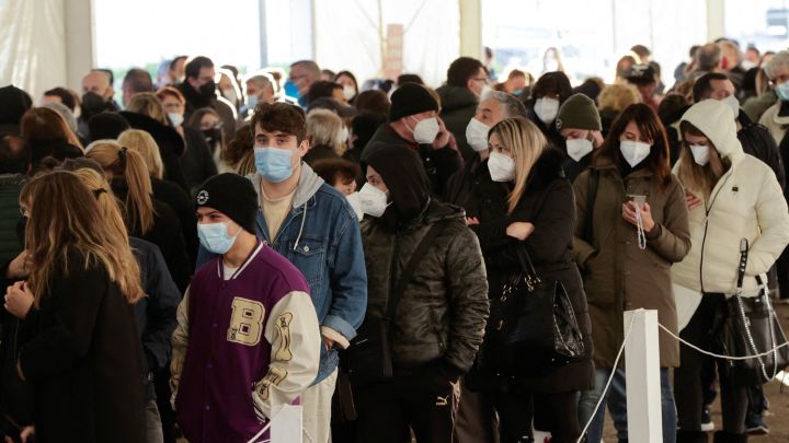 Cuánto dura cada síntoma de COVID con Ómicron, según un estudio: tos, fiebre, congestión...