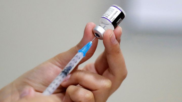 Pfizer asegura que tendrá una vacuna contra Ómicron en breve: cuándo llegará y así será