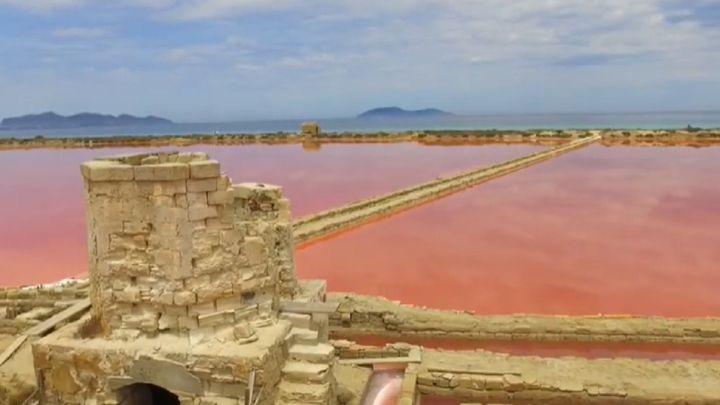 A la venta una isla privada en el mar mediterráneo: está rodeada de agua rosa