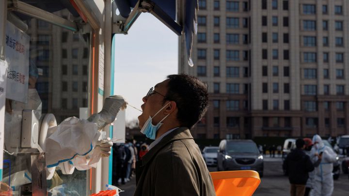 ¿Cuánto duran los síntomas de Ómicron y cuándo se considera COVID persistente?